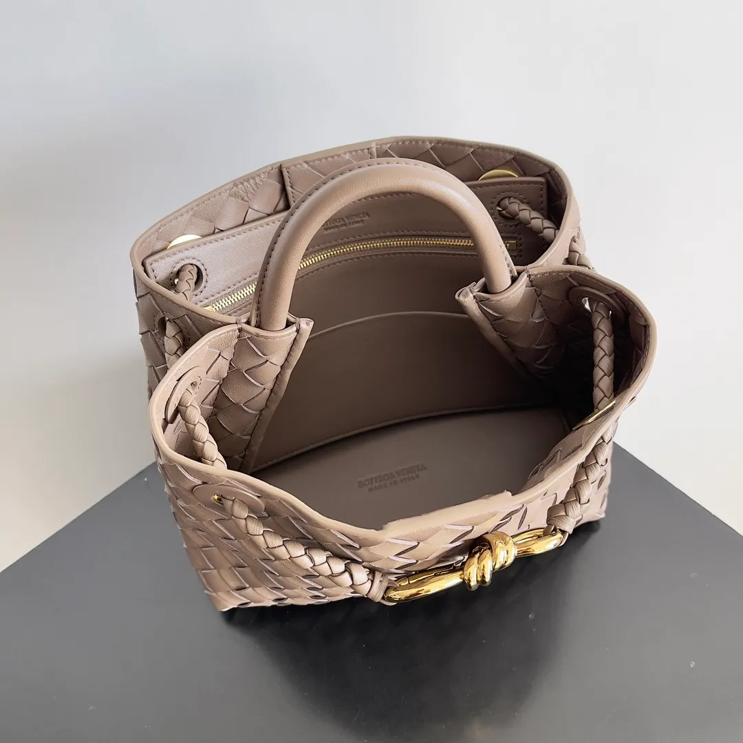The 2023 new Andiamo batch of 1860 BV has been shipped‼ ️Really popular🔥The new Andiamo woven handbag launched by Bottega Veneta this season is really popular all over the world! ! Celebrities at home and abroad have worn it, and Oscar-winning actress Michelle Yeoh has taken it out on the street. Song Jia, Trai Yara, Yu Feihong, Sanji Ayaka, Rosie Hunting-Whiteley, Yoshioka Riho, etc. have all picked up this bag. It is classic and versatile, showing off its temperament, and the bag capacity is also large, which is very convenient for daily commuting! ! A variety of carrying methods, the shoulder straps can be adjusted by yourself, the original lambskin feels soft and delicate, and the neutral style is made to break gender boundaries and bring a more practical and longer-lasting use experience. Andiamo, which has both elegant and casual styles, perfectly interprets the true appearance of "fashionable old money style". Style number: 743568 Size: 25*22*10.5cm